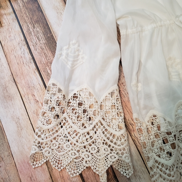 🆕️ BCBGMAXAZRIA Scalloped Embroidery Top Size S - Picture 10 of 15